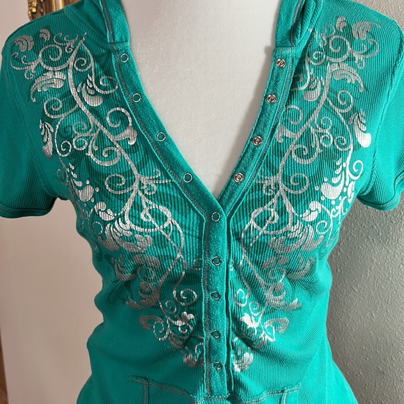 Emerald Hooded Short Sleeve, Ribbed Shirt. Kangaroo Pouch. Metallic Scrolls. Med - Picture 6 of 6